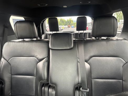 Used 2018 Ford Explorer XLT w/ Equipment Group 202A AWD/4WD image 27