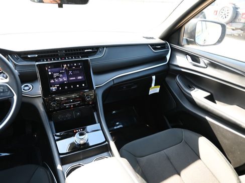 New 2025 Jeep Grand Cherokee L Laredo image 21