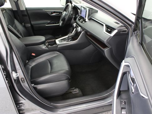 Used 2019 Toyota RAV4 Limited FWD image 41