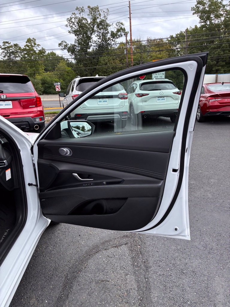 Certified 2025 Hyundai Elantra Limited FWD image 21