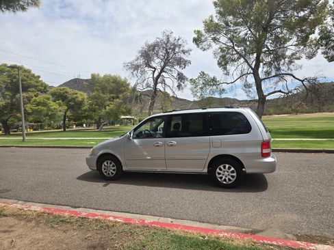 Used 2005 Kia Sedona LX w/ Value Pkg image 8