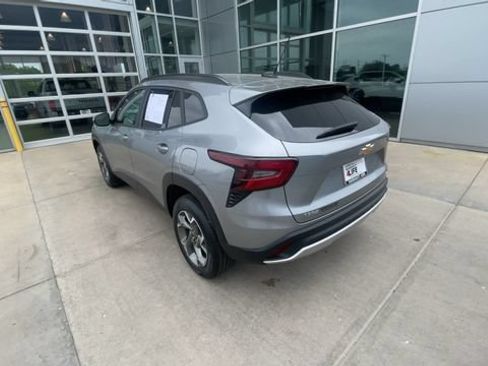 Used 2025 Chevrolet Trax LT w/ LT Convenience Package FWD image 8