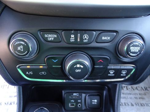 Used 2017 Jeep Cherokee 4WD Trailhawk w/ Cold Weather Group image 26