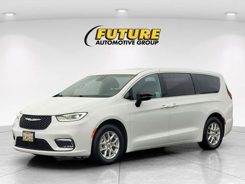 Used 2024 Chrysler Pacifica Touring image 5