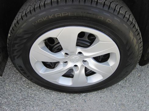 Used 2024 Toyota RAV4 LE AWD/4WD image 6