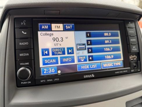 Used 2010 Chrysler Town & Country Limited image 19