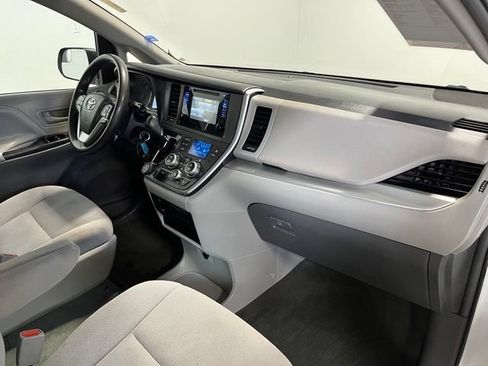 Used 2017 Toyota Sienna L FWD image 11