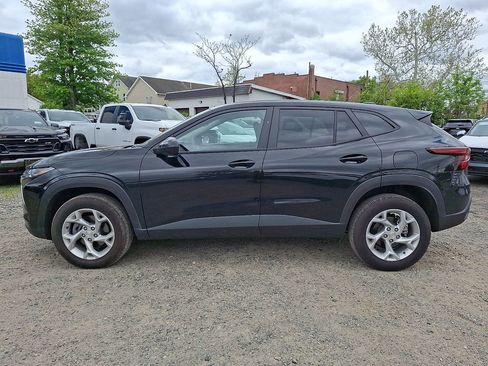 Used 2025 Chevrolet Trax LS w/ LS Convenience Package FWD image 4