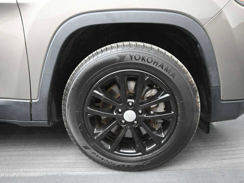 Used 2019 Jeep Cherokee Latitude Plus w/ Comfort/Convenience Group AWD/4WD image 10