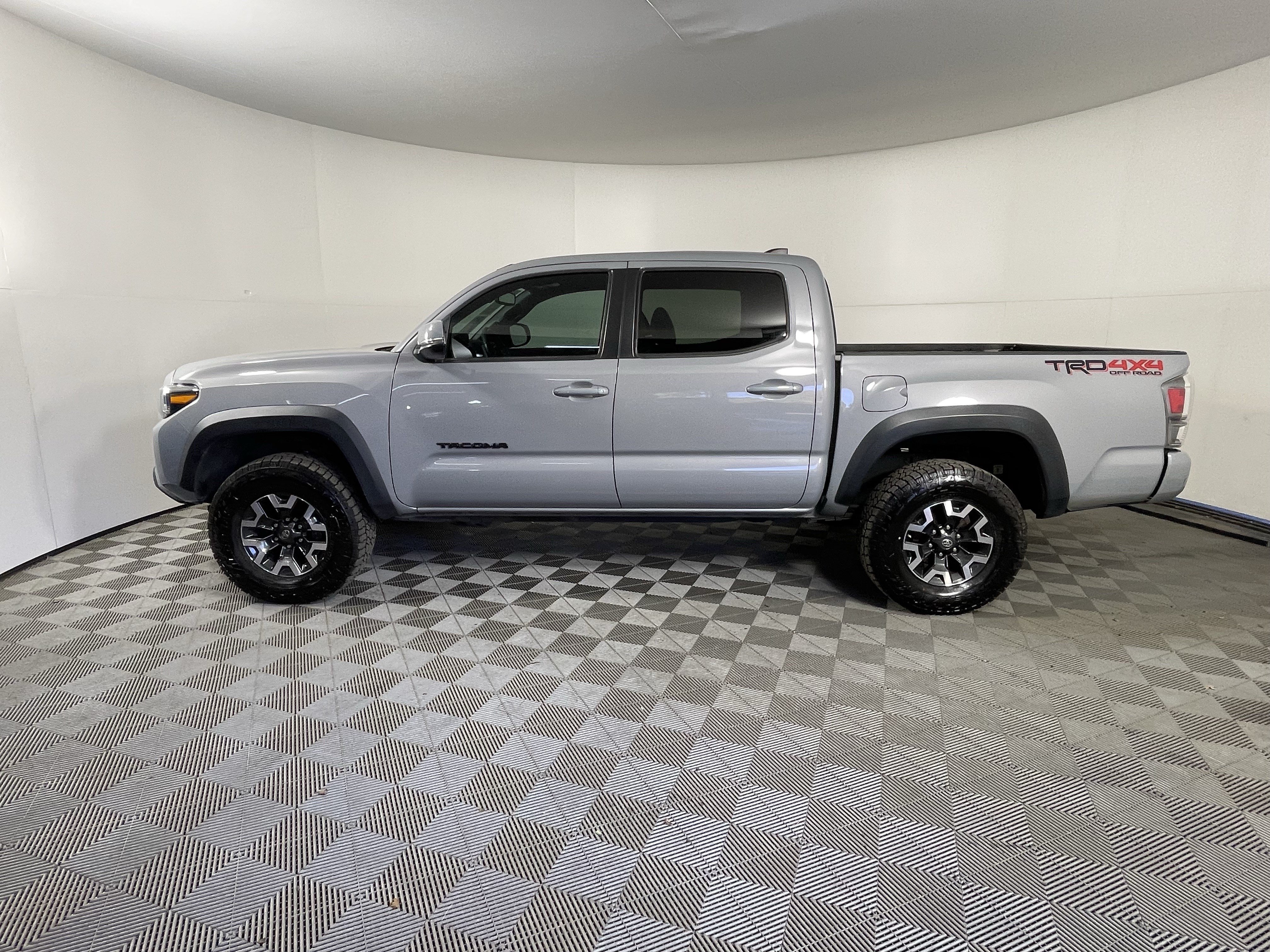 Used 2020 Toyota Tacoma TRD Off-Road w/ TRD Premium Off Road Package AWD/4WD image 2