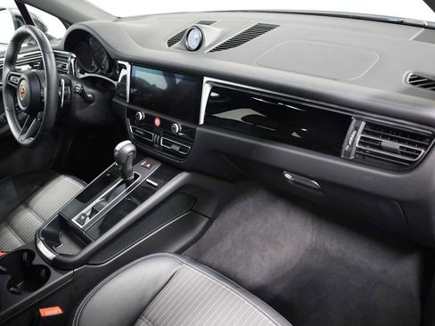 Certified 2025 Porsche Macan Turbo image 6