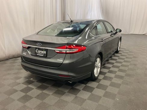 Used 2018 Ford Fusion SE w/ Fusion SE Technology Package FWD image 2