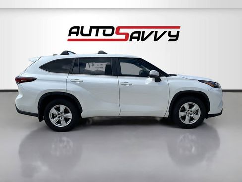 Used 2024 Toyota Highlander LE image 8