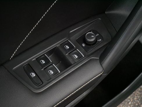 Certified 2023 Volkswagen Tiguan SE w/ Panoramic Sunroof Package AWD/4WD image 19