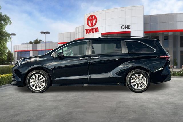 Certified 2026 Toyota Sienna XLE FWD image 9