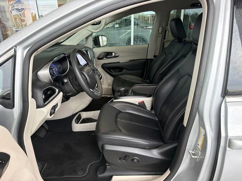 Used 2024 Chrysler Pacifica Touring-L FWD image 20