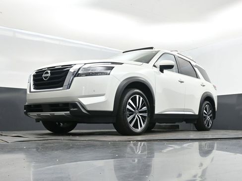 Used 2024 Nissan Pathfinder Platinum w/ Cargo Package image 41