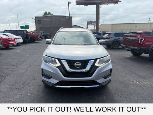 Used 2019 Nissan Rogue SV w/ Premium Package FWD image 2