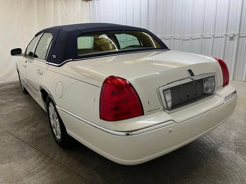 Used 2005 Lincoln Town Car Signature Limited RWD image 9