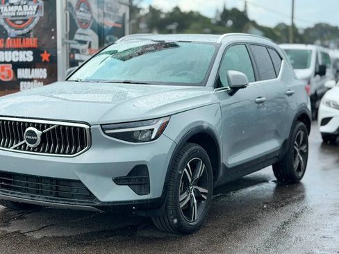 Used 2025 Volvo XC40 B5 Core AWD/4WD image 3