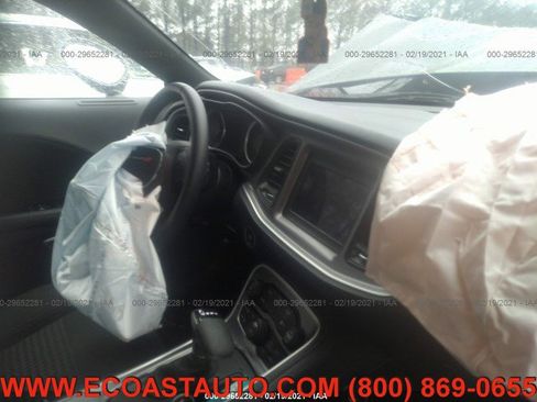 Used 2019 Dodge Challenger SXT image 8