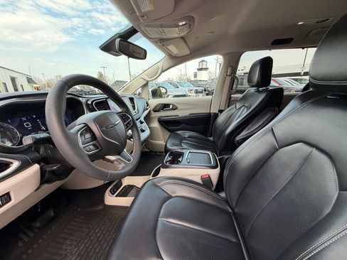 Used 2023 Chrysler Pacifica Touring-L image 4