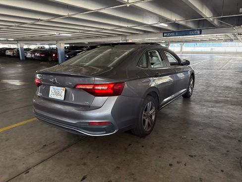 Used 2024 Volkswagen Jetta SE FWD image 3