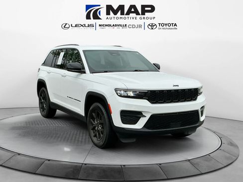 Used 2025 Jeep Grand Cherokee Altitude AWD/4WD image 7