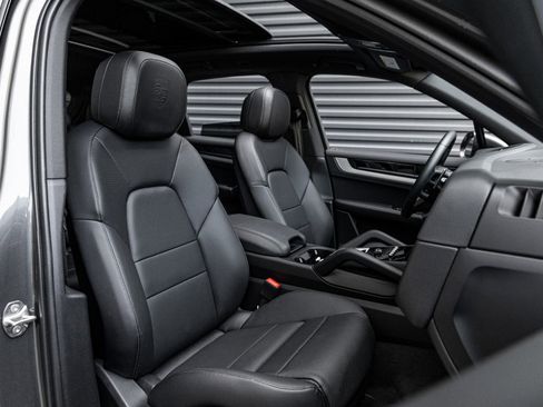 Certified 2025 Porsche Cayenne image 32