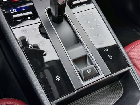 Certified 2025 Porsche Macan AWD/4WD image 22