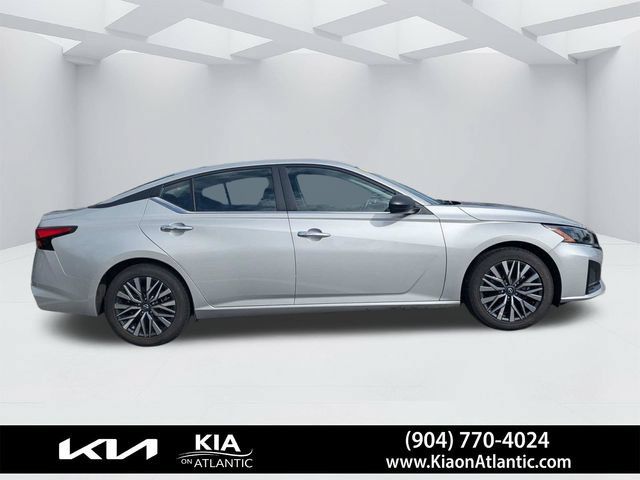 Used 2025 Nissan Altima 2.5 SV FWD image 2