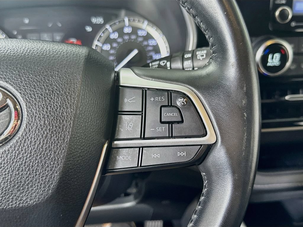 Used 2022 Toyota Highlander XLE AWD/4WD image 26