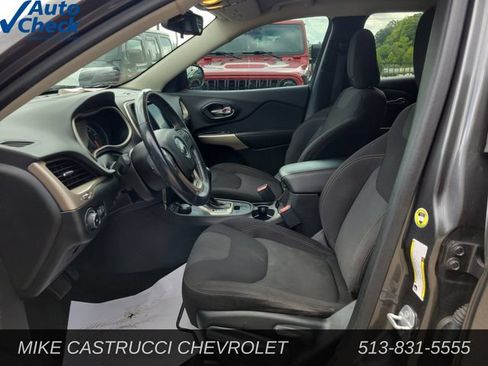 Used 2017 Jeep Cherokee Latitude w/ Cold Weather Group AWD/4WD image 24