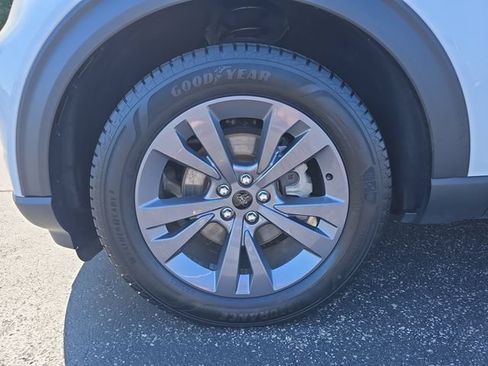 Used 2024 Ford Explorer XLT w/ Equipment Group 202A AWD/4WD image 10