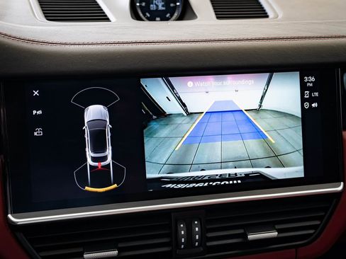 Certified 2023 Porsche Cayenne Platinum Edition image 33