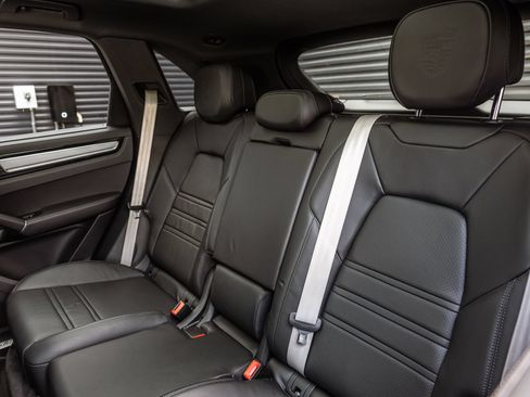 Certified 2023 Porsche Cayenne S AWD/4WD image 18