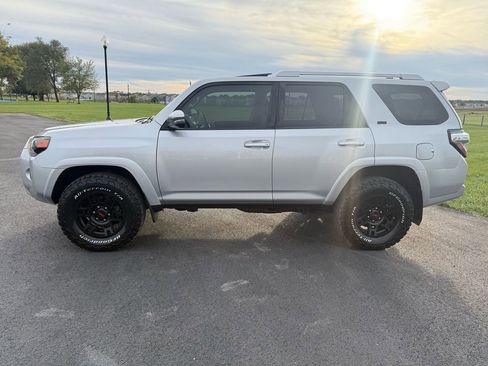 Used 2017 Toyota 4Runner SR5 Premium image 7