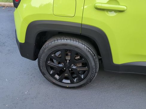 Used 2018 Jeep Renegade Altitude w/ UConnect 8.4 Nav Group FWD image 4