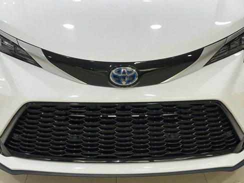 Used 2022 Toyota Sienna XSE w/ XSE Plus Package AWD/4WD image 6