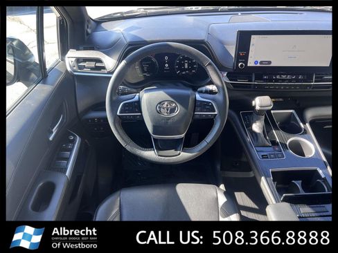 Used 2025 Toyota Sienna XLE Woodland Edition image 25