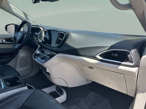 Certified 2024 Chrysler Pacifica Touring-L FWD image 36