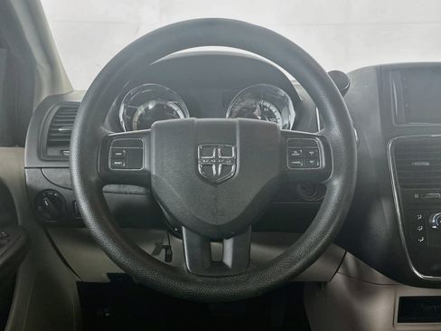 Used 2018 Dodge Grand Caravan SE FWD image 17