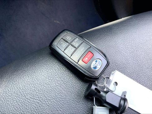 Used 2025 Toyota Sienna XSE FWD image 15