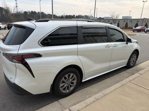 Used 2025 Toyota Sienna XLE image 12
