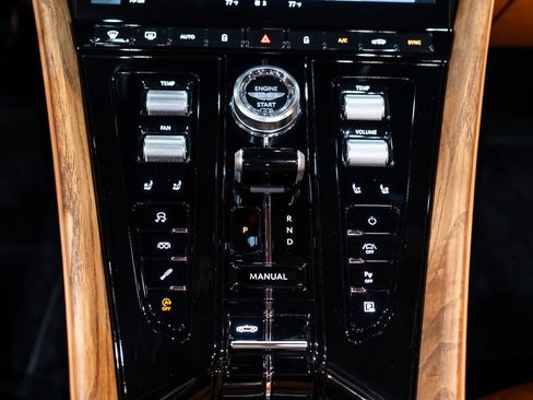 Used 2024 Aston Martin DB12 Convertible image 33