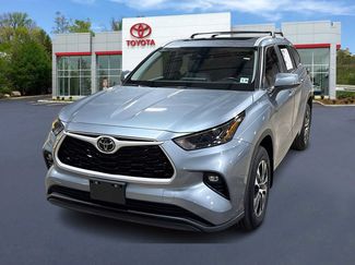 Used 2023 Toyota Highlander XLE AWD/4WD video 1