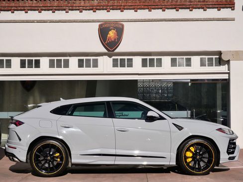 Used 2022 Lamborghini Urus AWD/4WD image 2