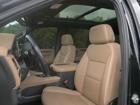 Used 2021 Chevrolet Tahoe Premier w/ Premium Package RWD image 8