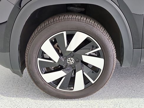 Certified 2024 Volkswagen Atlas Cross Sport SE FWD image 11