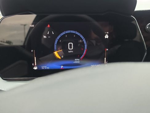 Used 2025 Chevrolet Trax LT FWD image 31